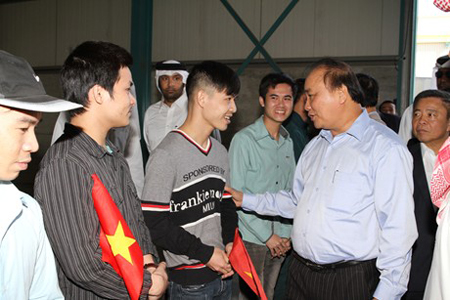 Phó Thủ tướng Nguyễn Xuân Phúc thăm hỏi, động viên các lao động Việt Nam đang làm việc tại Qatar, tháng 12/2014.